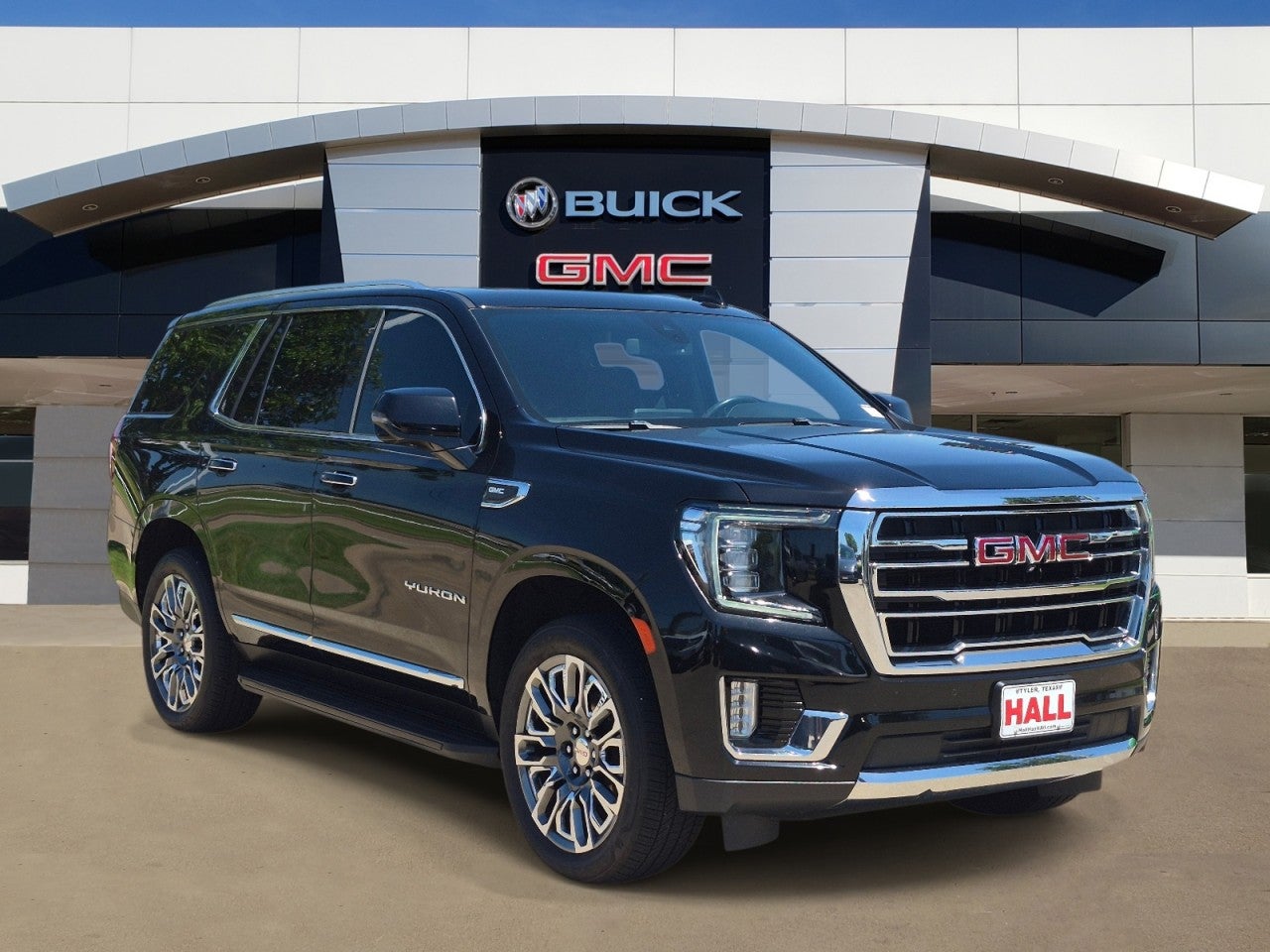 2022 GMC Yukon SLT in Onyx Black — front three-quarter view