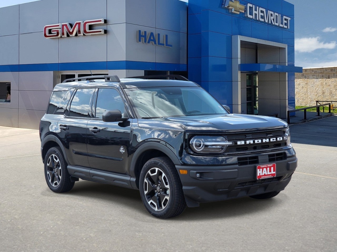 2023 Ford Bronco Sport Outer Banks in Black — front three-quarter view